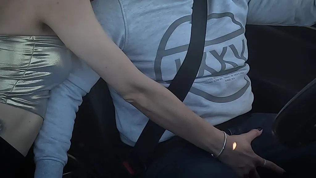 thumbnail foto nr. 1 von HOCH DEN ROCK REIN DEN STOCK ! Auto-Sex mit Skinny-Teen Madi